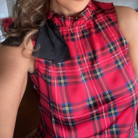 New❤️💚Beautiful Blackwatch /Red plaid bow-neck blousy top - Picture 2 of 8